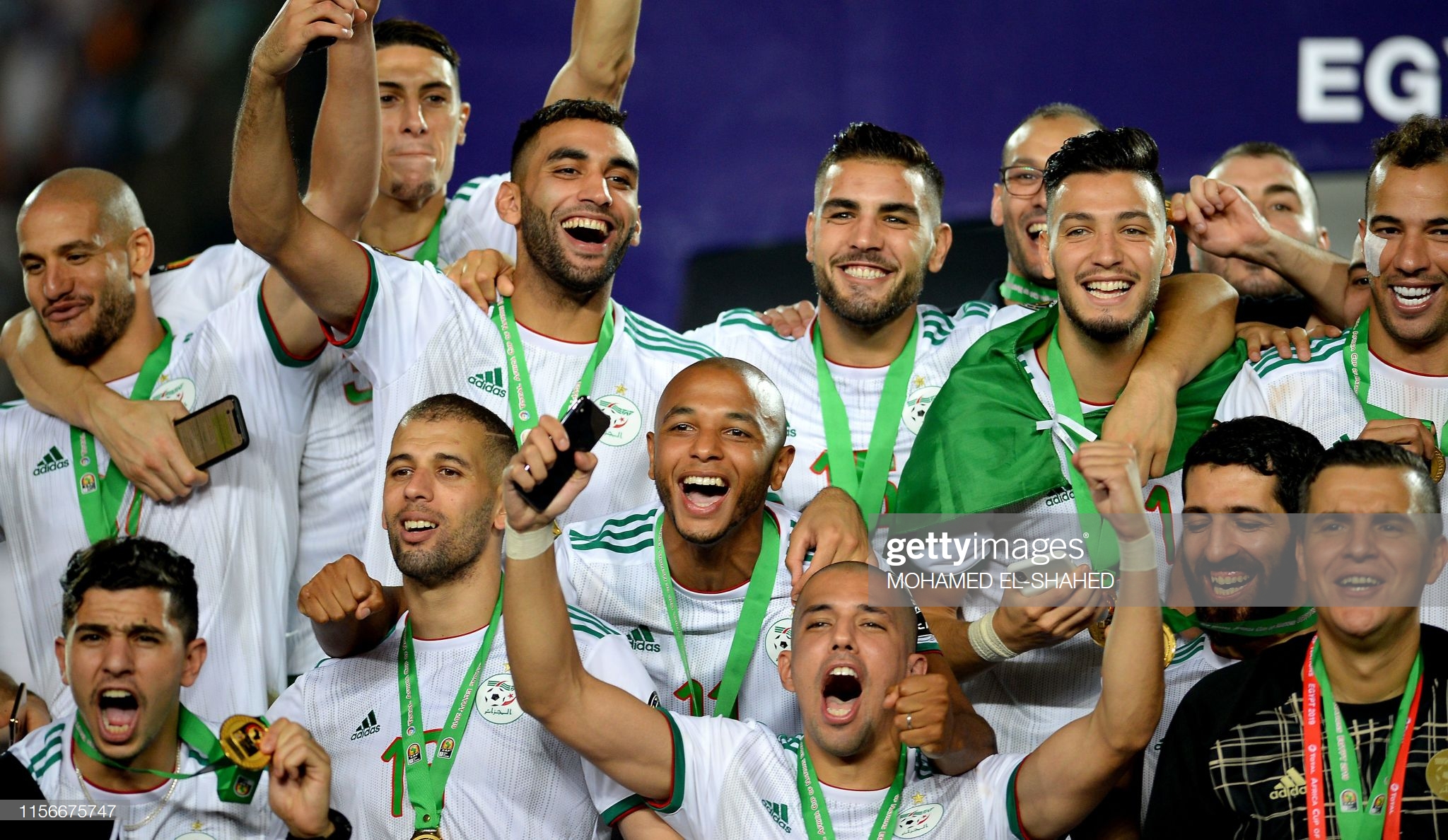 Abakinnyi ba Algerie basazwe n'ibyishimo nyuma yo kwambikwa imidali y'umwanya wa mbere
