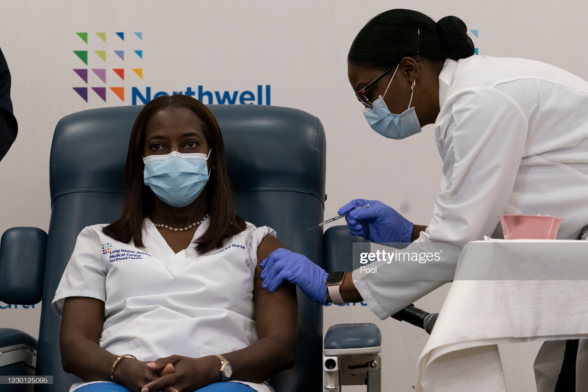 Sandra Lindsay, umuganga w’i New York ni umwe mu babimburiye abandi gukingirwa muri Amerika