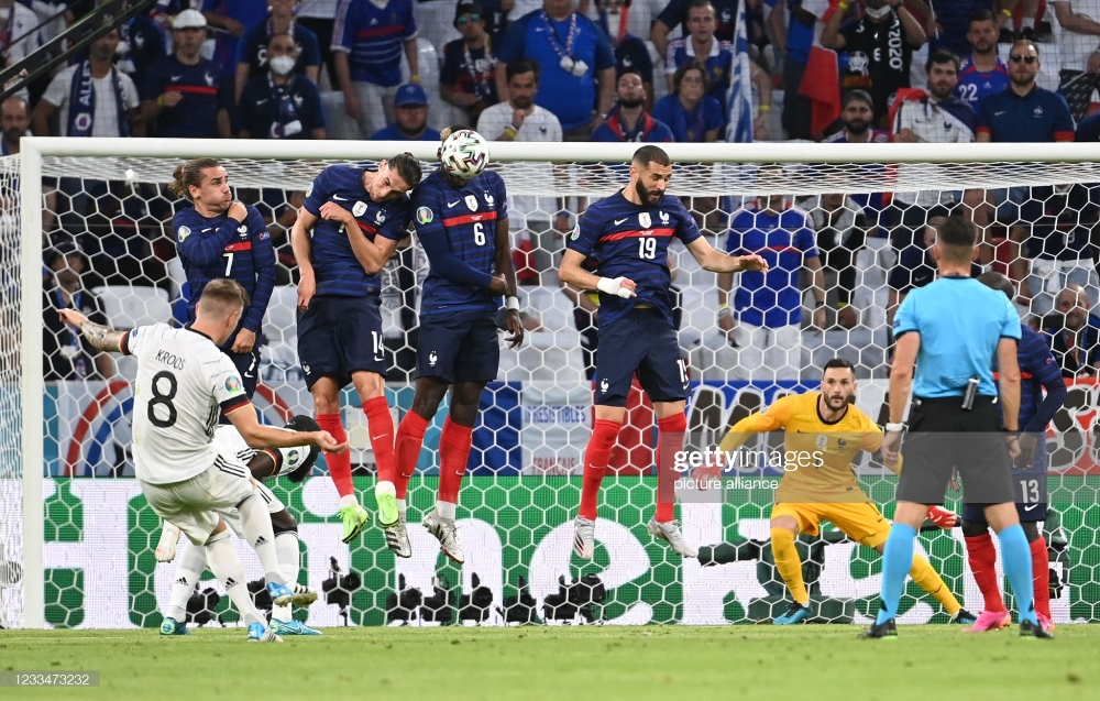 Toni Kroos atera umupira wari uteretse inyuma y'urubuga rw'amahina