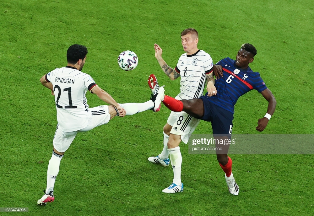 Ilkay Gundogan atanguranwa umupira na Pogba