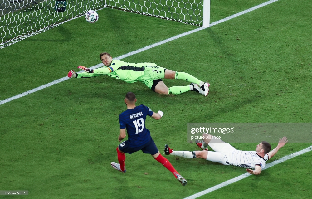 Ikoranabuhanga rya VAR ryerekanye ko Benzema yahawe umupira mu gihe Mbappe yari yaraririye