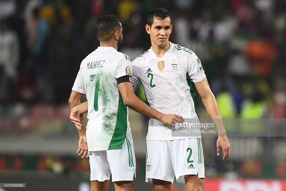 Riyad Mahrez akomezwa na Aissa Mandi nyuma yo guhusha penaliti