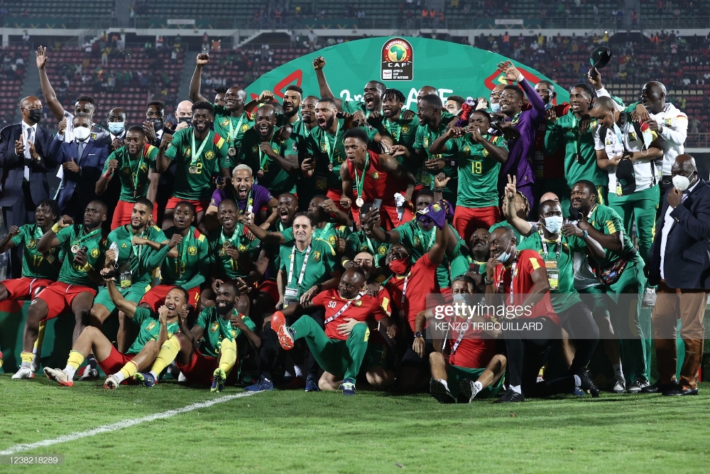 Abakinnyi ba Cameroun bishimira umwanya wa gatatu babonye mu irushanwa bakiriye
