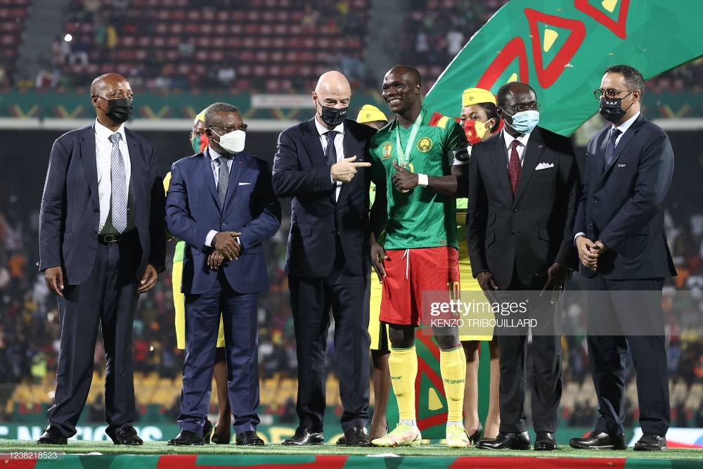 Dr Parice Motsepe uyobora CAF na Gianni Infatino uyobora FIFA bari mu bahembye Cameroun imidali y'umwanya wa gatatu