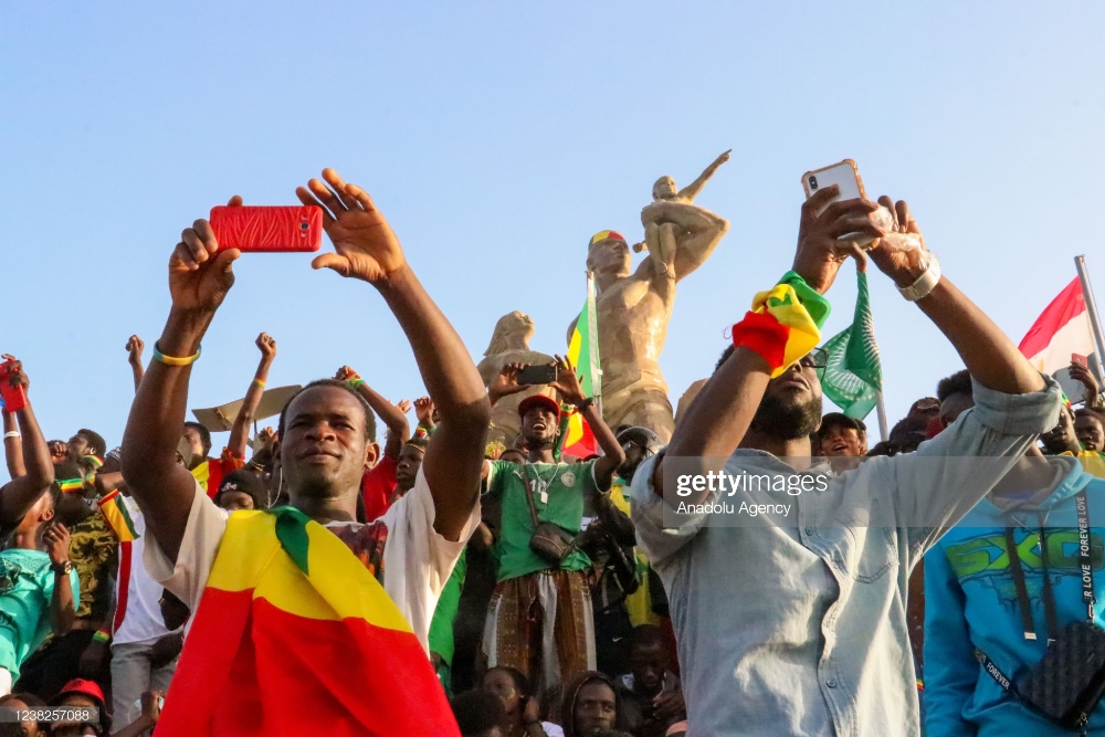 Bamwe mu baturage bafata amashusho y'ibirori byo kwakira Ikipe y'Igihugu ya Sénégal