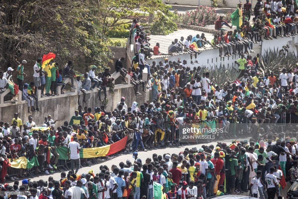 Abantu bari benshi ku mihanda y'i Dakar bategereje Ikipe y'Igihugu ya Sénégal