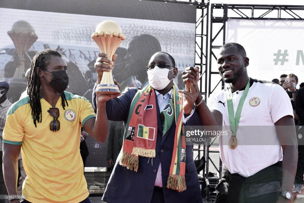 Perezida Macky Sall ari kumwe na Kapiteni Kalidou Koulibaly (iburyo) n'umutoza Aliou Cisse (ibumoso)
