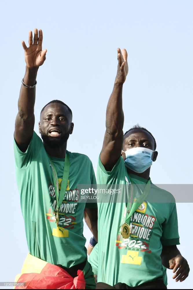 Cheikhou Kouyate na Sadio Mane basuhuza abafana