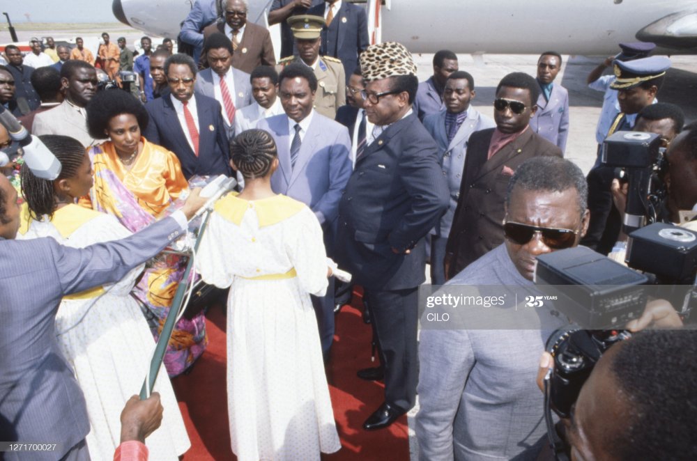 Ubwo Perezida Juvénal Habyarimana yakirwaga na Mobutu ku Kibuga cy’Indege cya Kinshasa yitabiriye Inama y’Abakuru b’Ibihugu bigize CEEAC muri Gashyantare 1988