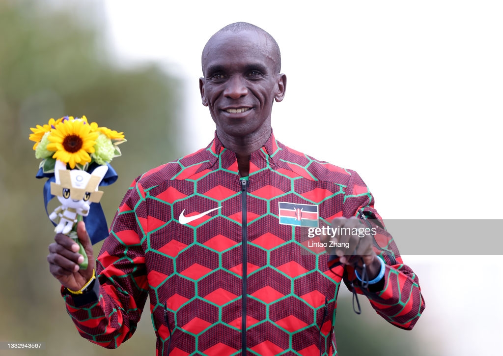 Eliud Kipchoge yabaye umukinnyi wa mbere wisubije umudali wa Zahabu wa Marathon mu Mikino Olempike kuva mu 1980