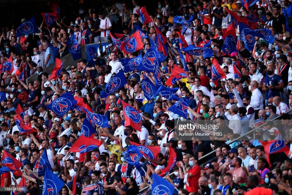 Abafana ba Paris Saint-Germain bari bitabiriye ari benshi kuri Parc des Princes