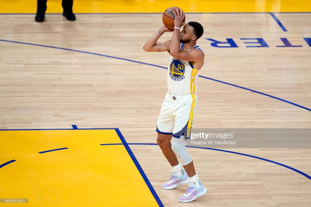 Sphen Curry wa Golden State Warriors yatsinze amanota 34 ahiga undi wese wari muri uyu mukino