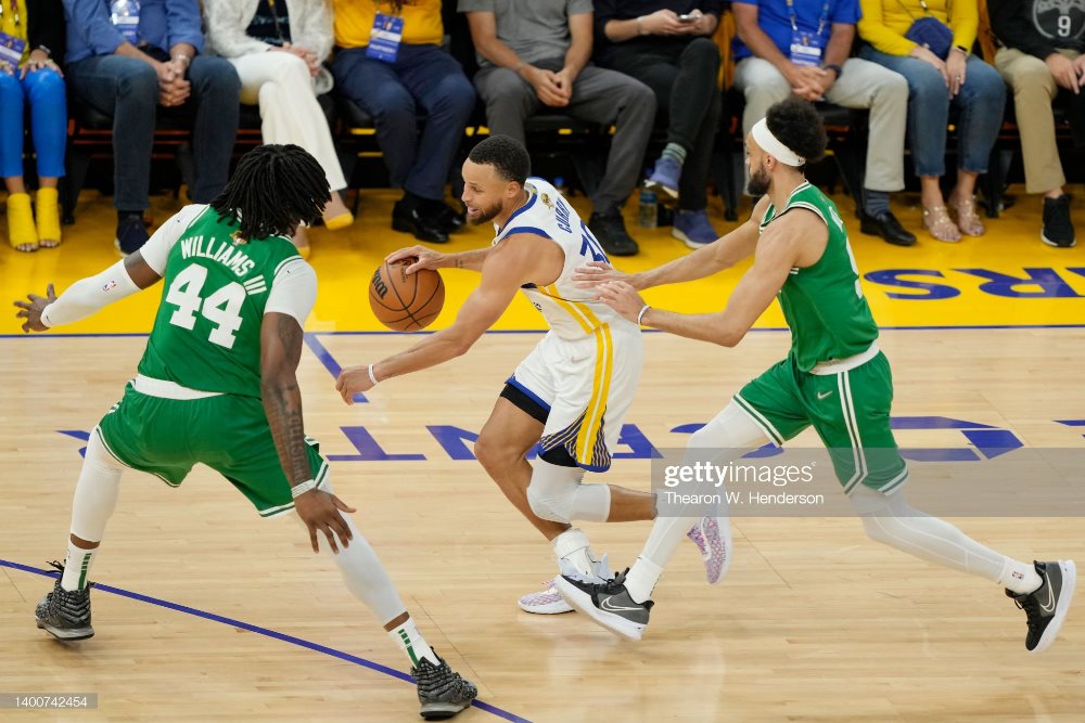 Stephen Curry watsinze amanota menshi niwe wacungwaga mu gace ka nyuma