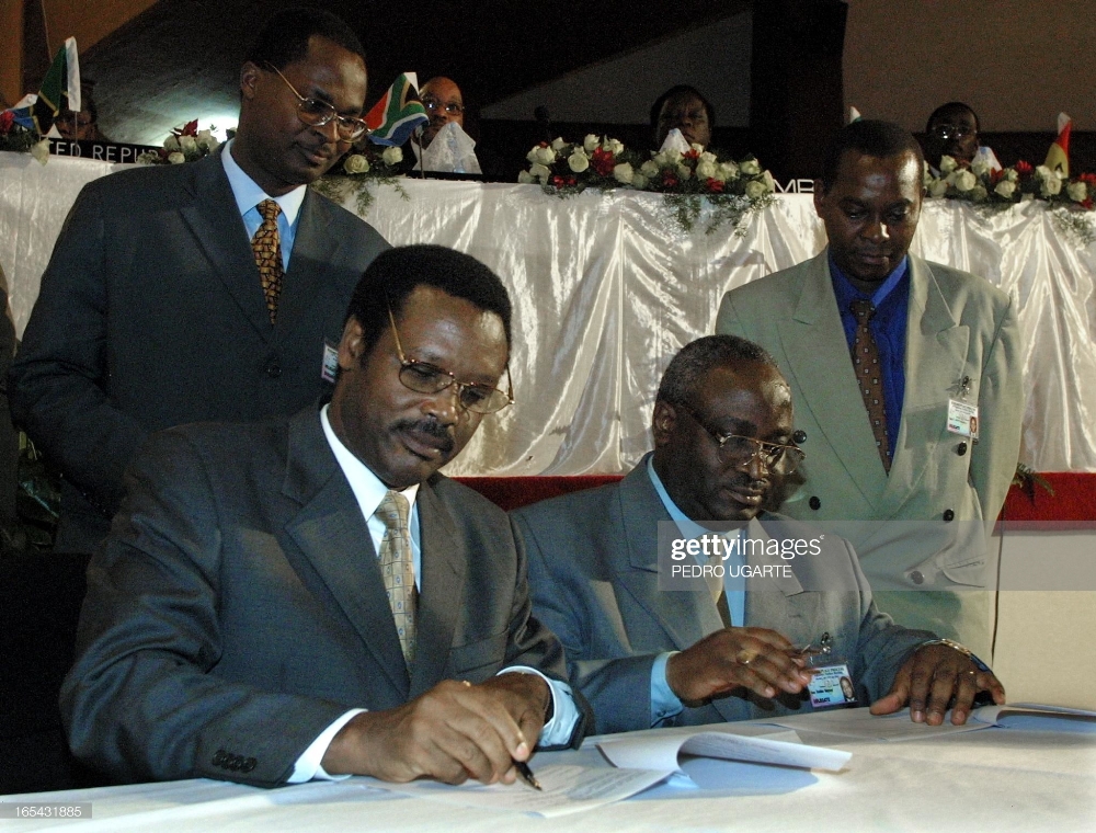 Arusha niyo yemerejwemo amasezerano y'amahoro ku mpande zitavugaga rumwe mu Burundi mu mwaka wa 2000. Ibumoso ni nyakwigendera Perezida Pierre Buyoya mu gihe iburyo ari Domitien Ndayizeye