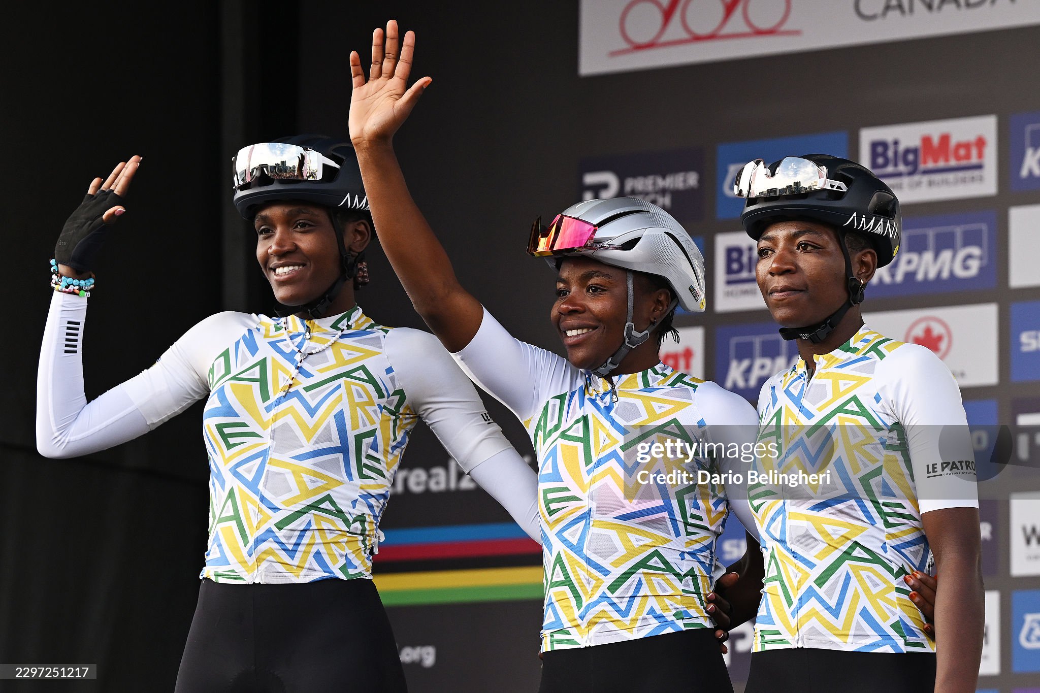 Nirere Xaveline (ibumoso), Ingabire Diane (hagati) na Nyirarukundo Claudette (iburyo) ni bo bakinnye isiganwa rya nyuma ryagaragayemo Abanyarwanda muri Shampiyona y'Isi i Montréal