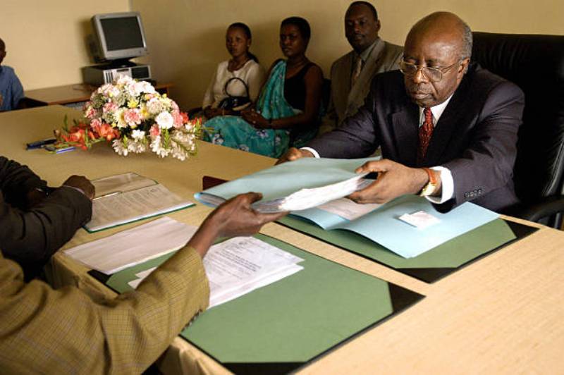 Ubwo Twagiramungu yashyikirizaga Komisiyo y'Amatora ibyangombwa bimwemerera kwiyamamaza mu 2003