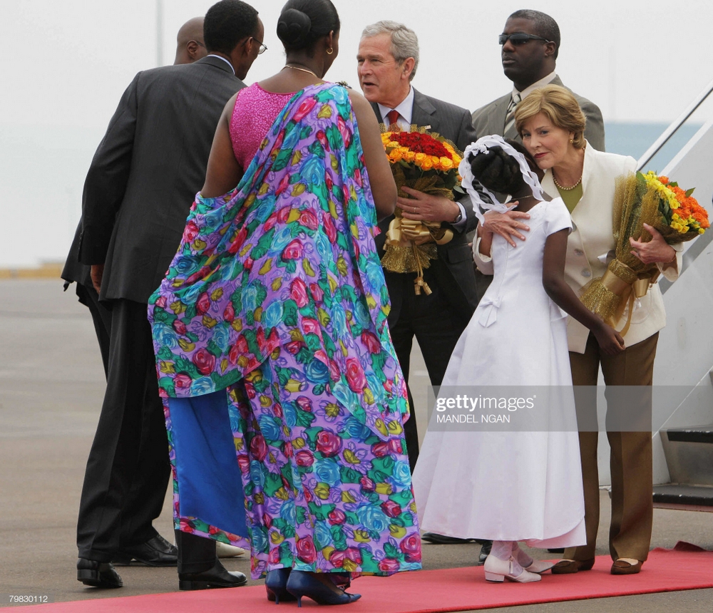 Bush n'umufasha we Laura bakiva mu ndege bakiranywe urugwiro na Perezida Kagame na Madamu Jeannette Kagame