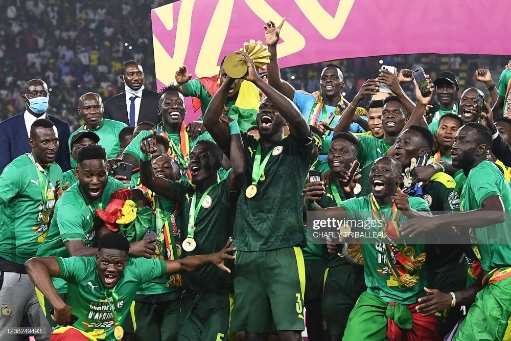 Abakinnyi ba Sénégal bishimira Igikombe cya Afurika batwariye muri Cameroun
