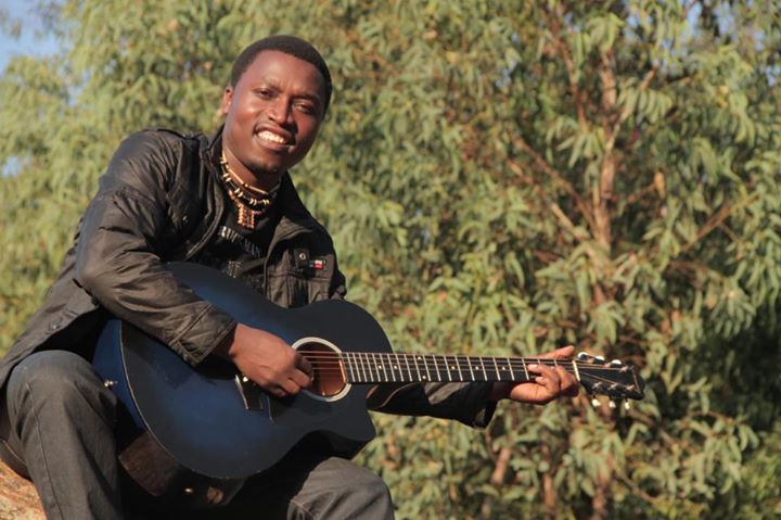 Umuhanzi Danny Vumbi ni umwe mu bahanga mu gucuranga gitari