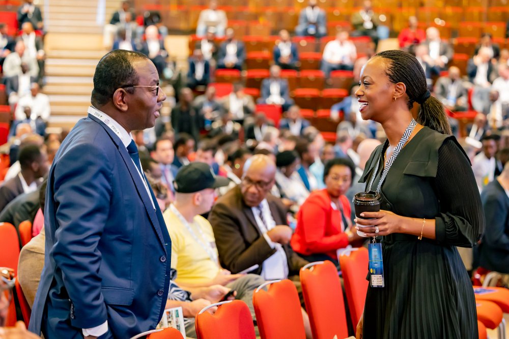Umuyobozi Mukuru wa BPR Bank Rwanda Plc, Patience Mutesi (iburyo) aganira ma mugenzi we bari bitabiranye ihuriro ry'abashoramari bo mu Rwanda n'u Bwongereza ku bijyanye n'ubucuruzi