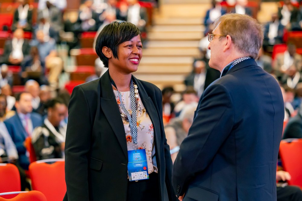 Umuyobozi w'Urugaga rw'Abikorera mu Rwanda, Jeanne Françoise Mubiligi aganira n'umushoramari mugenzi we wo mu Bwongereza
