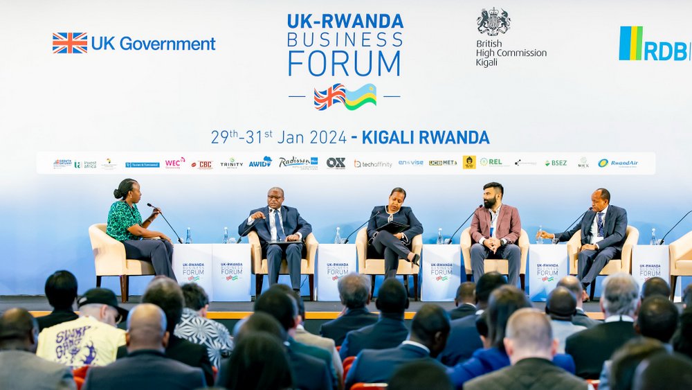 Abarimo Minisitiri Dr Uzziel Ndagijimana (uwa kabiri uhereye ibumoso) ndetse n'Umuyobozi Mukuru wa Banki y'u Rwanda y'Iterambere, Kampeta Pitchette Sayinzoga (umukurikiye) bagaragaje amahirwe ari mu bucuruzi hagati y'u Rwanda n'u Bwongereza
