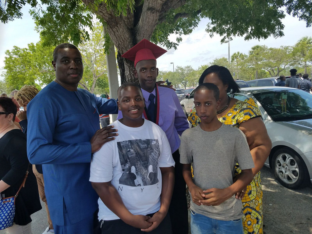Apôtre Dr Paul Gitwaza na Pasiteri Nyinawingeri Gitwaza Angelique n'abana babo baba muri Amerika. Aha bari bitabiriye ibirori byo gusoza amasomo ku muhungu wabo wize muri Palm Beach Central High School muri Leta ya Florida