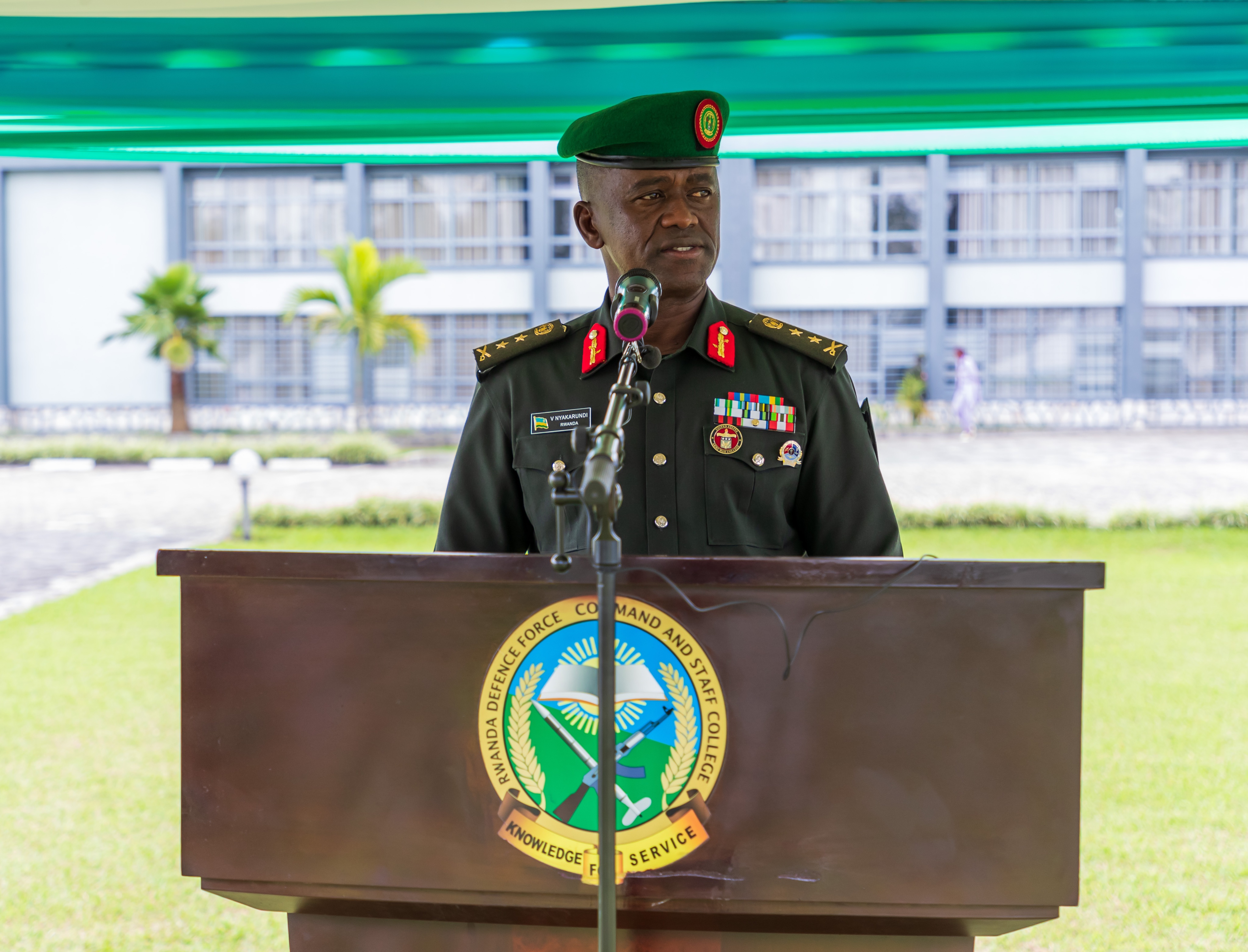 , Maj Gen Vincent Nyakarundi yashimiye abasoje aya masomo ndetse ashimangira akamaro k’ibyo bize mu iterambere ry’Igihugu no mu kuzuza inshingano zabo