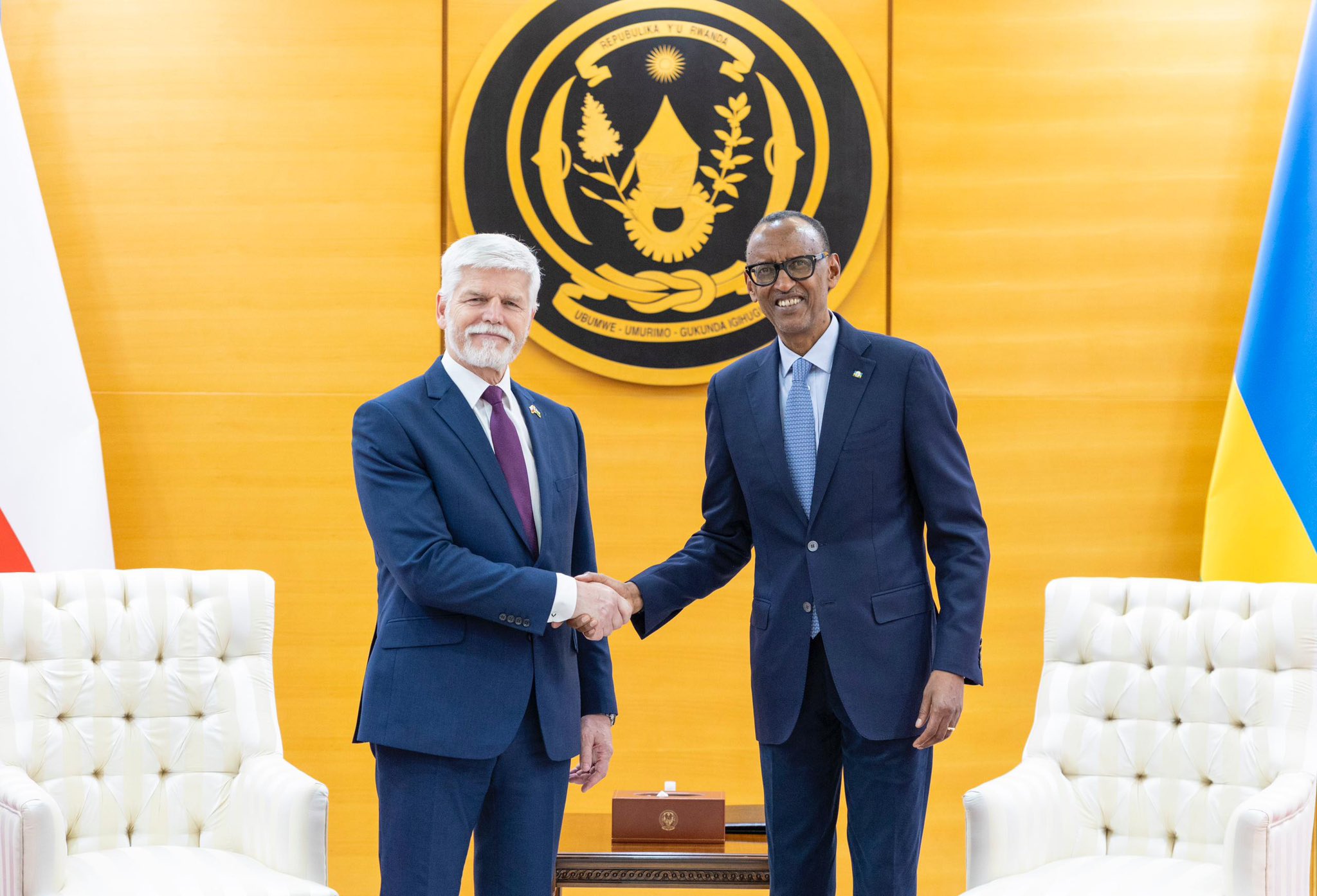 Ubwo Perezida Kagame yakiraga Perezida Pavel muri Village Urugwiro