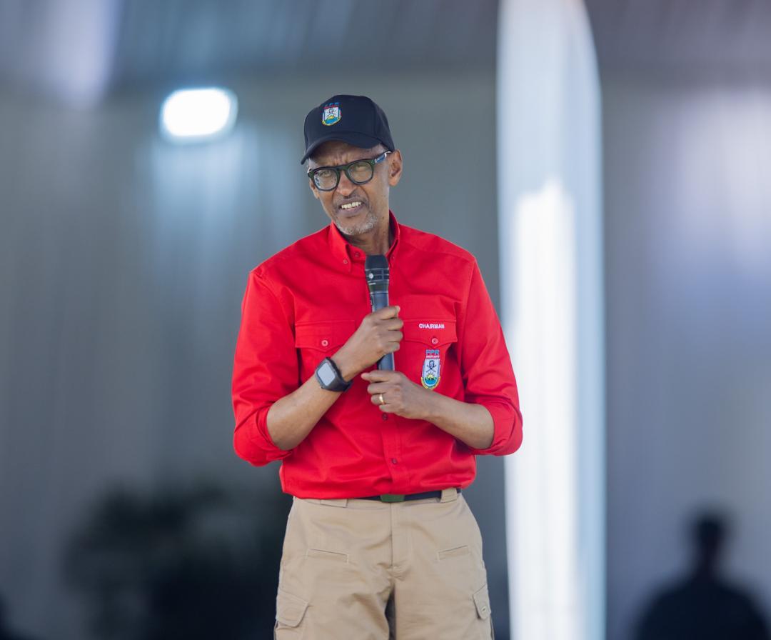 Paul Kagame yagaragaje ko abagore bafite agaciro gakomeye mu mibereho y’u Rwanda kuko n’urugo rutarimo umugore cyangwa ngo rubemo umugore muzima ruhungabana