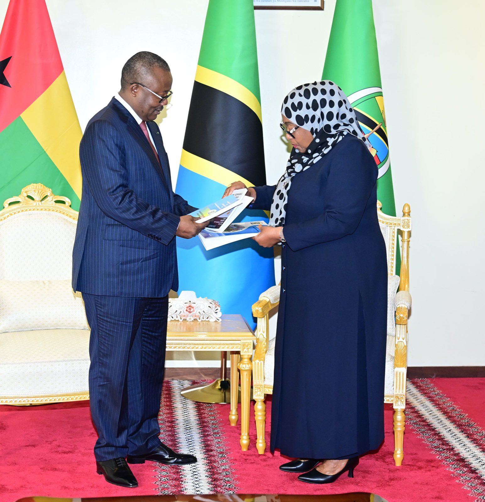 Perezida wa Guinée-Bissau yakirijwe impano y’ibitabo by’Igiswayile muri Tanzania