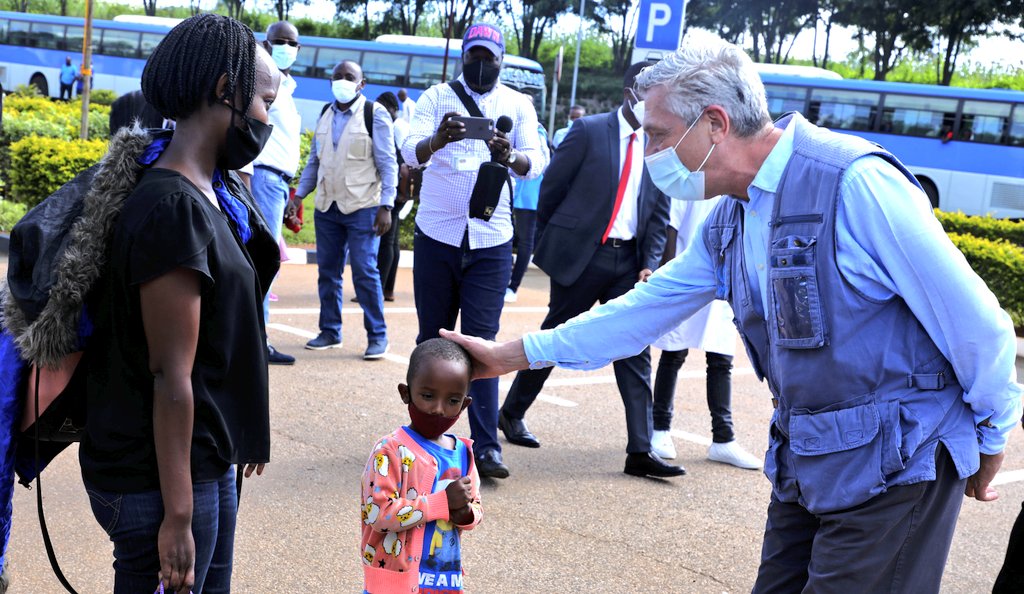 Umuyobozi wa UNHCR ku Isi, Filippo Grandi asuhuza umwana w'Umurundi wari uri mu batashye iwabo