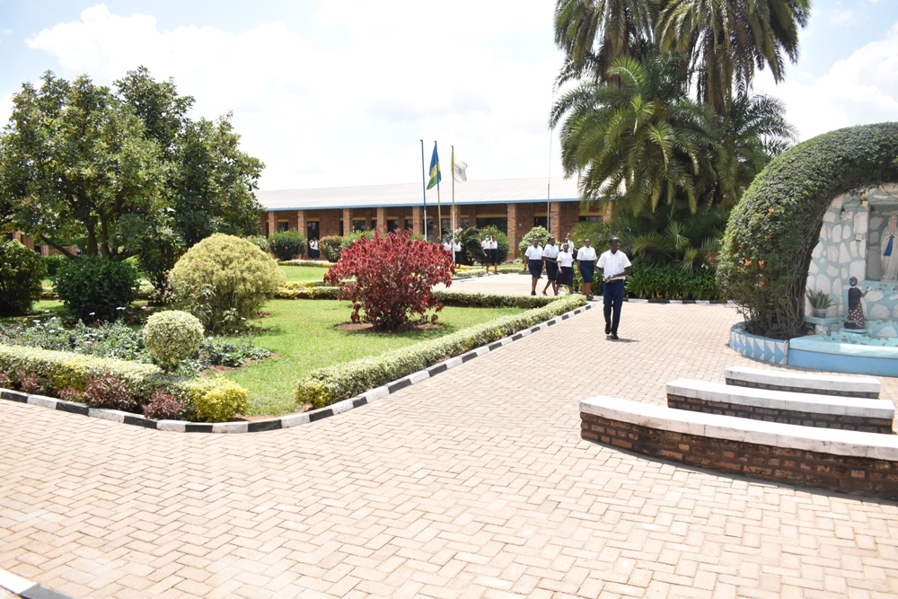 Groupe Scolaire Sainte Bernadette ni ishuri ryigamo abana 808