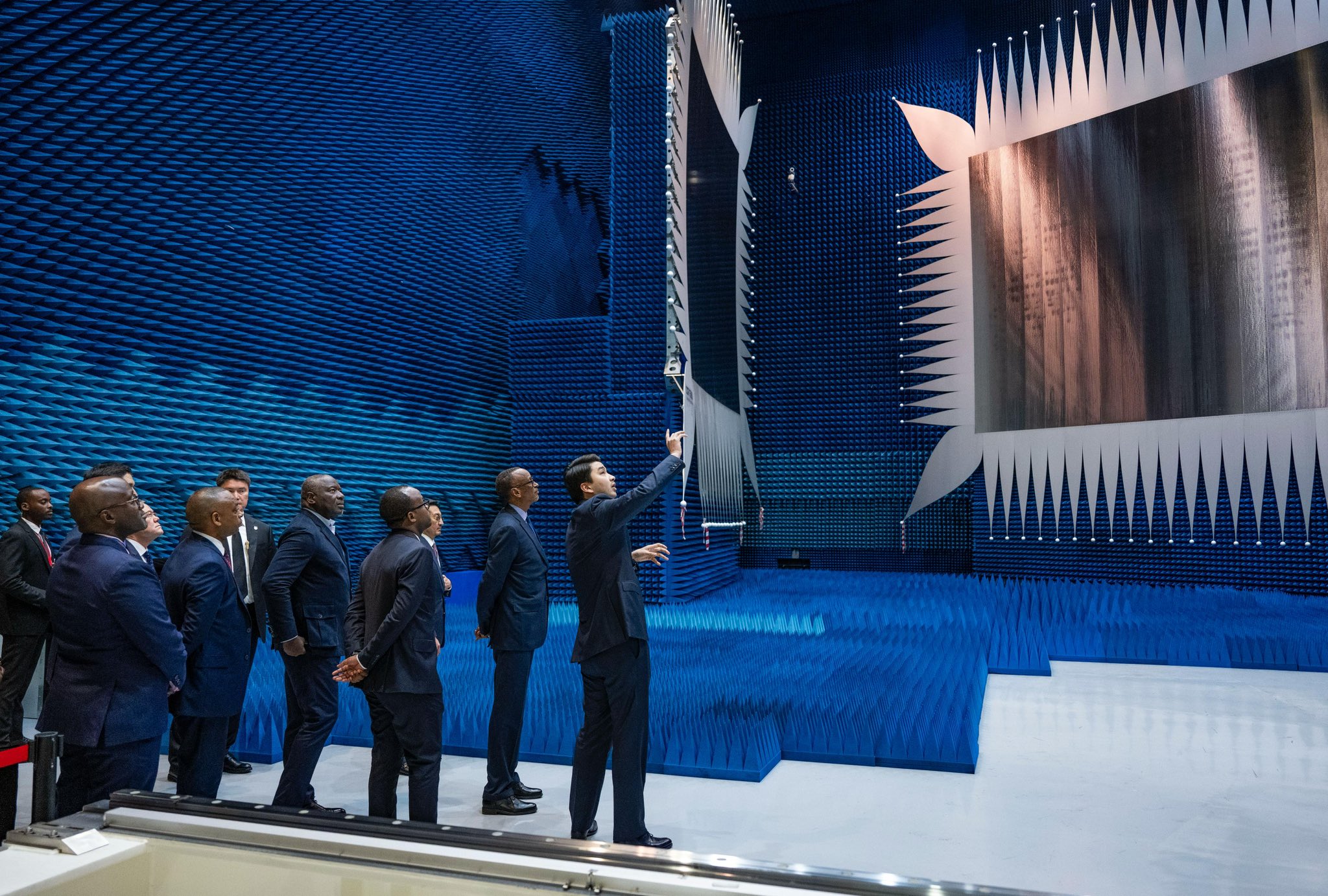 Perezida Kagame yeretswe ibice bigize National Space Center