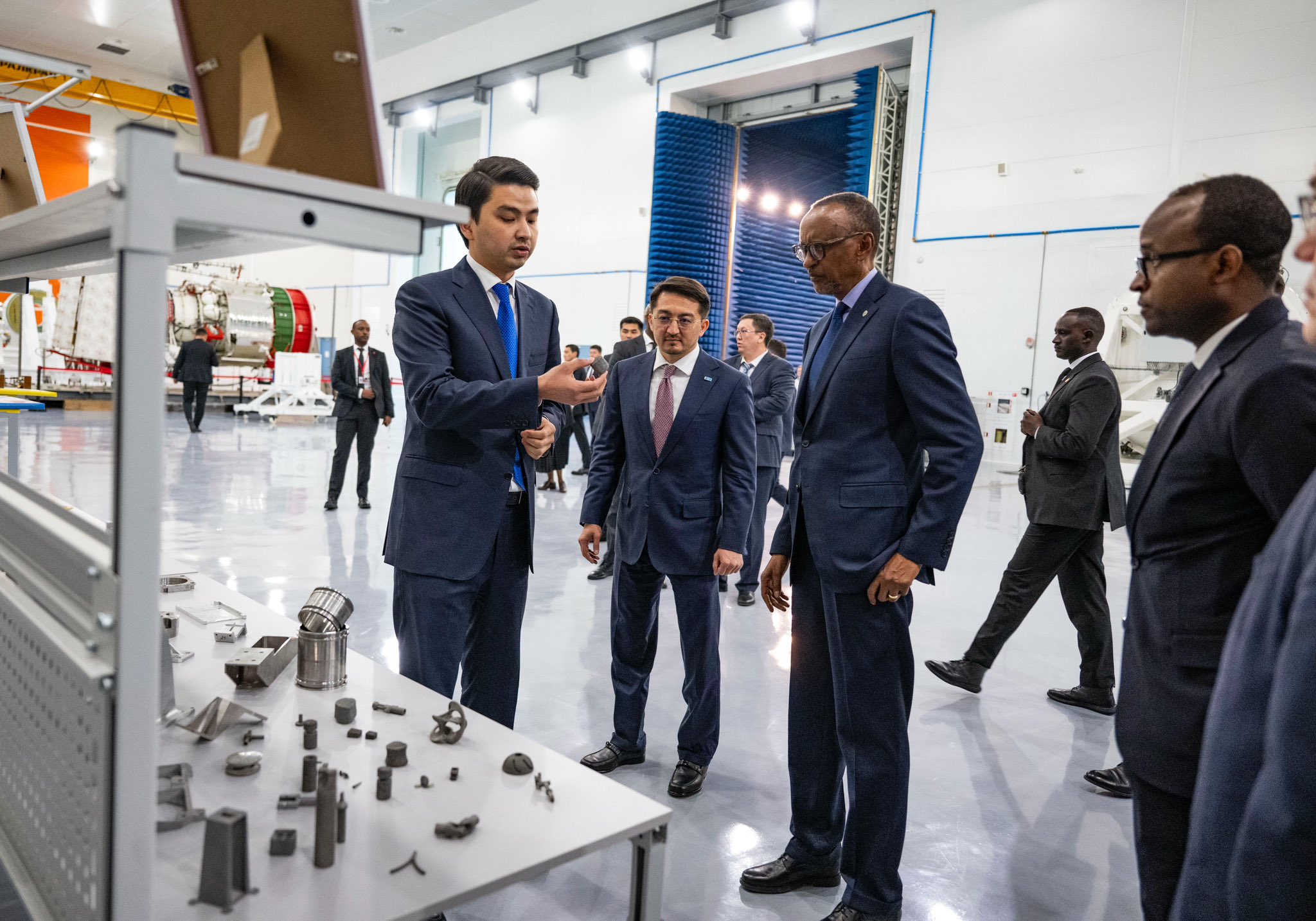 Perezida Kagame yasobanuriwe bimwe mu bikoresho biri mu Kigo gikora ibijyanye n’Isanzure muri Kazakhstan, National Space Center