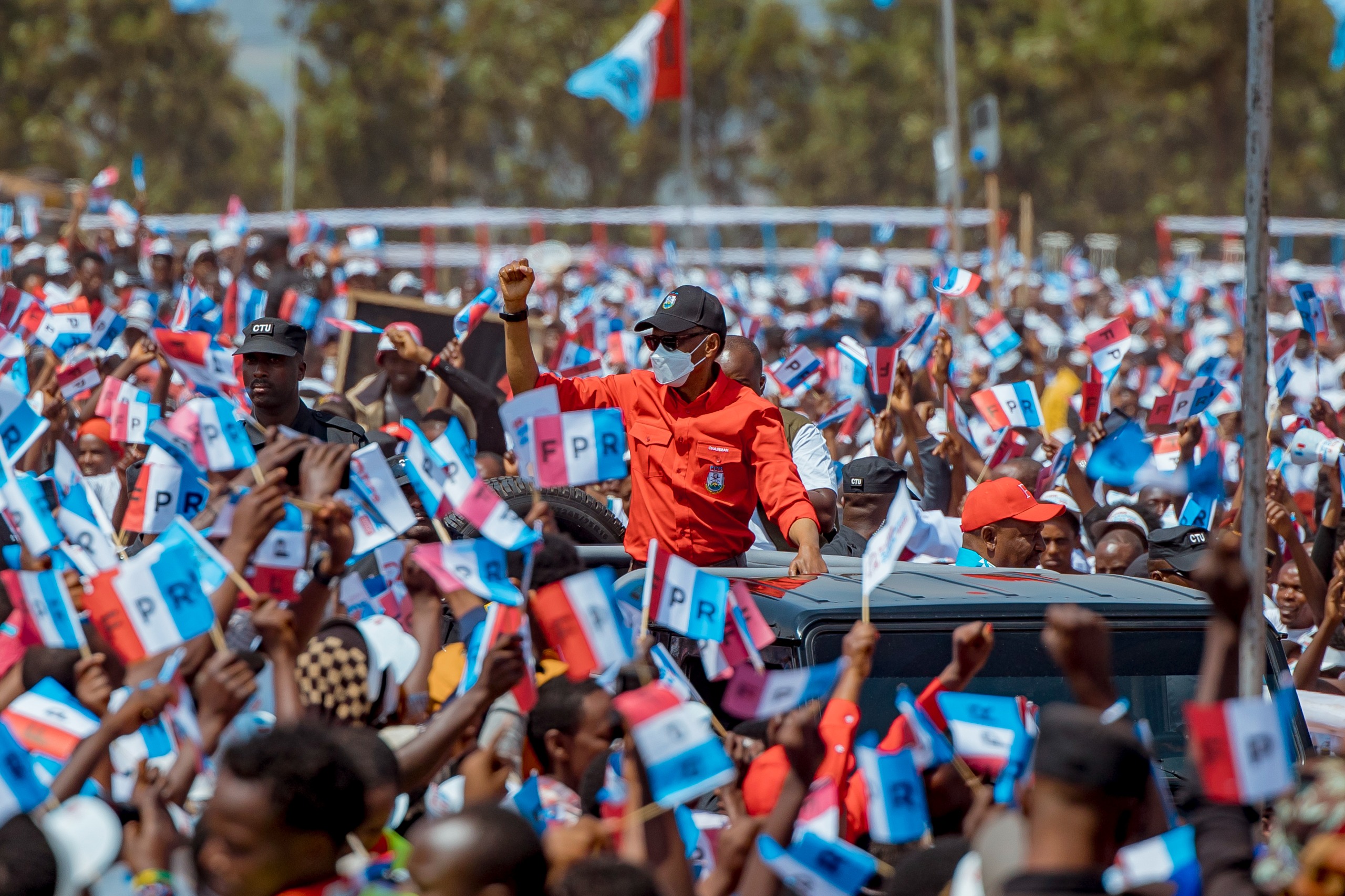 Paul Kagame asuhuza abaturage benshi bitabiriye ibikorwa byo kumwamamaza kuri Site ya Bumbogo
