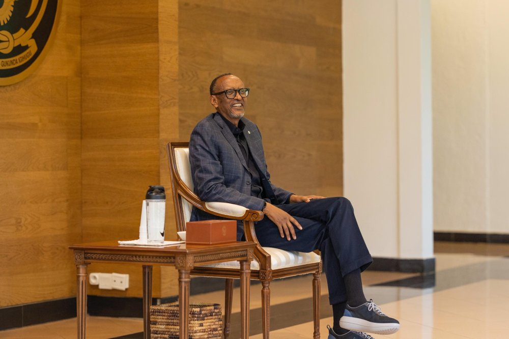 Perezida Paul Kagame yashimangiye ko ari muzima ndetse agaragaza ko atumva impamvu kuba yarwara cyangwa akagira ikibazo cy’ubuzima bishobora kuba ikintu kidasanzwe