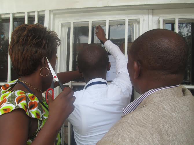 Abakozi ba RRA bafunga rimwe mu maduka arimo ibirarane by'imisoro