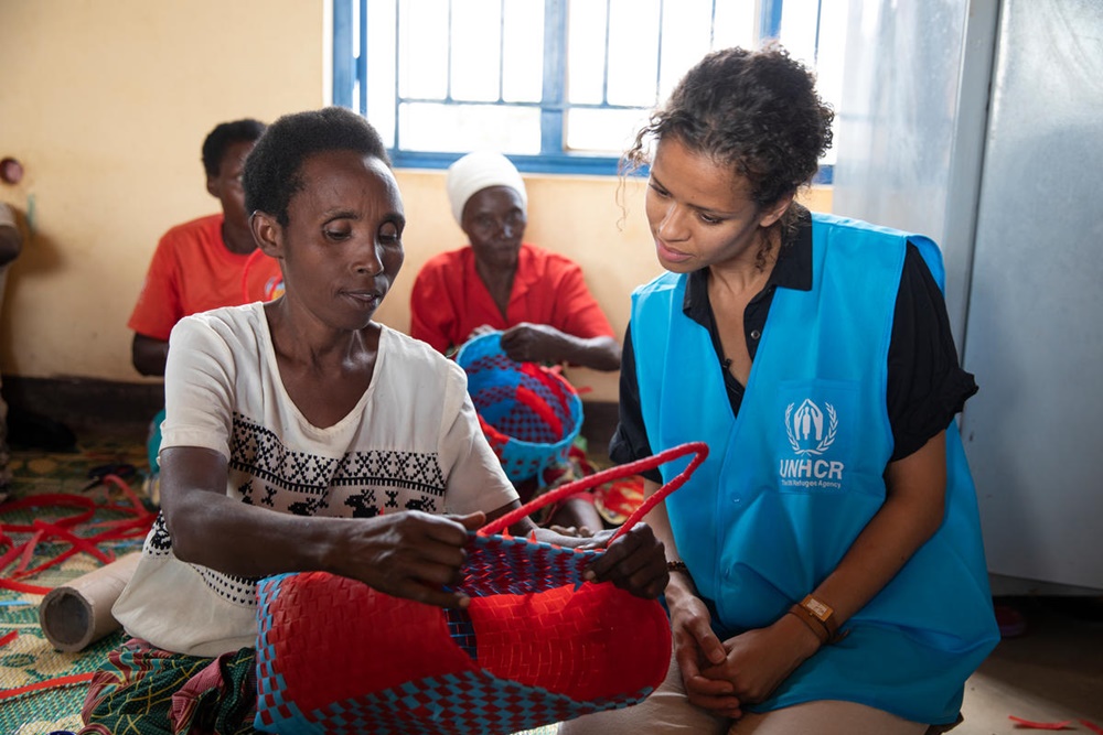 Gugu Mbatha-Raw yashimye uburyo ibikorwa by'ubukorikori abagore bakorera mu nkambi bicuruzwa ku rwego mpuzamahanga
