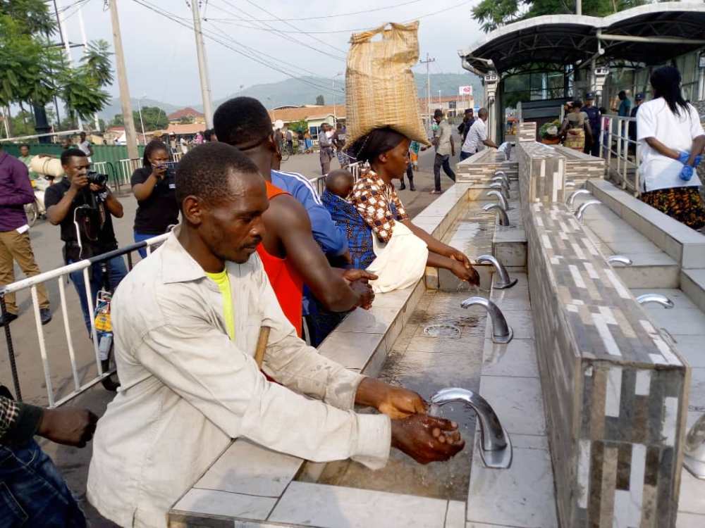 Gukaraba intoki ni imwe mu ngamba zo kwirinda Ebola