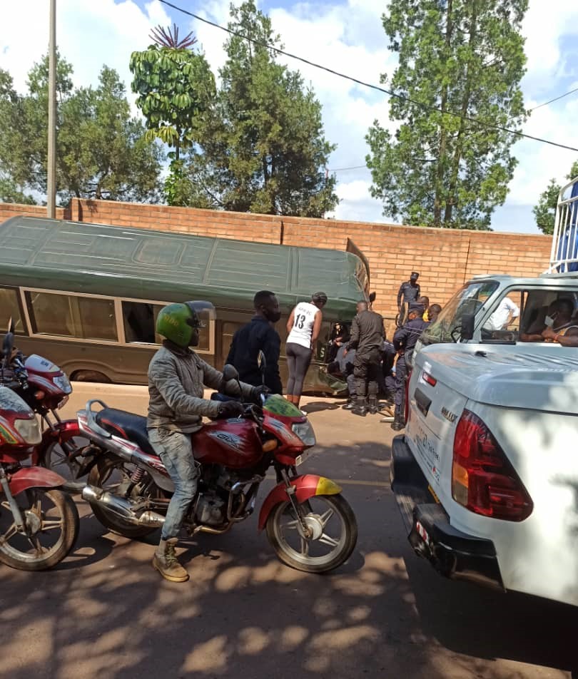 Iyi modoka yaguye mu nkengero z'umuhanda imaze gukora impanuka