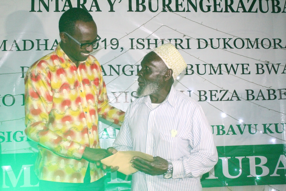 Guverineri Munyantwari ashyikiriza inkunga umwe mu batishoboye