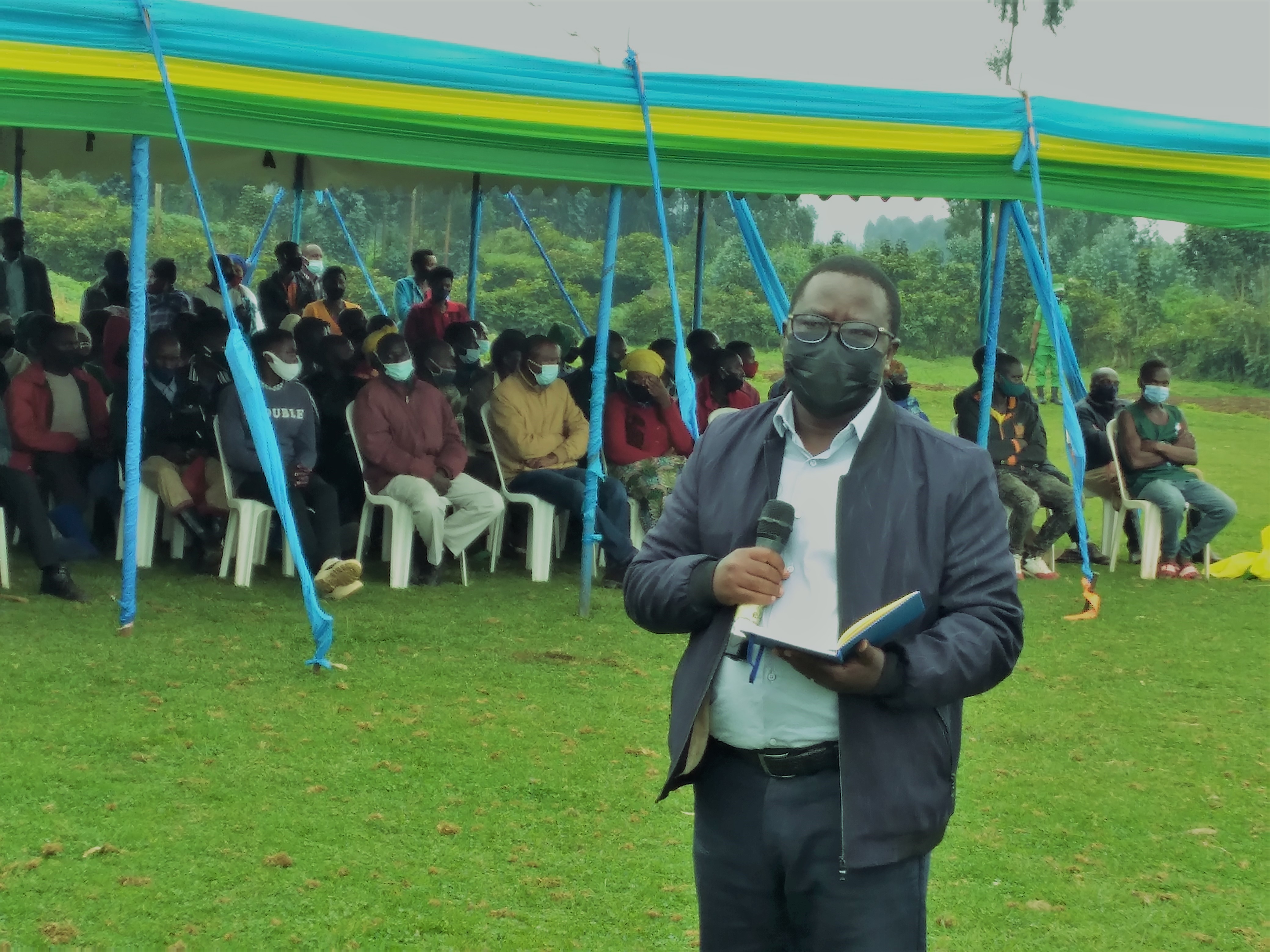 Guverineri w'Intara y'Uburengerazuba, Habitegeko François, yasabye abaturage gukora ubucuruzi bwemewe n'amategeko