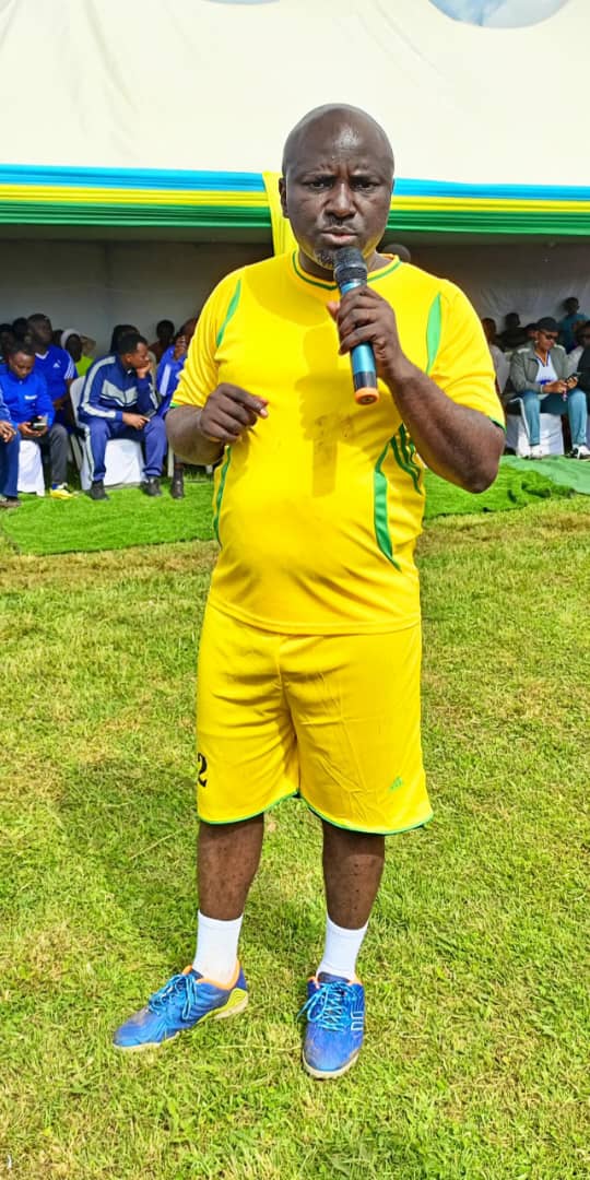 Guverineri w'Intara y'Amajyaruguru, Mugabowagahunde Maurice, na we yakinnye umupira w'amaguru abaturage barishima