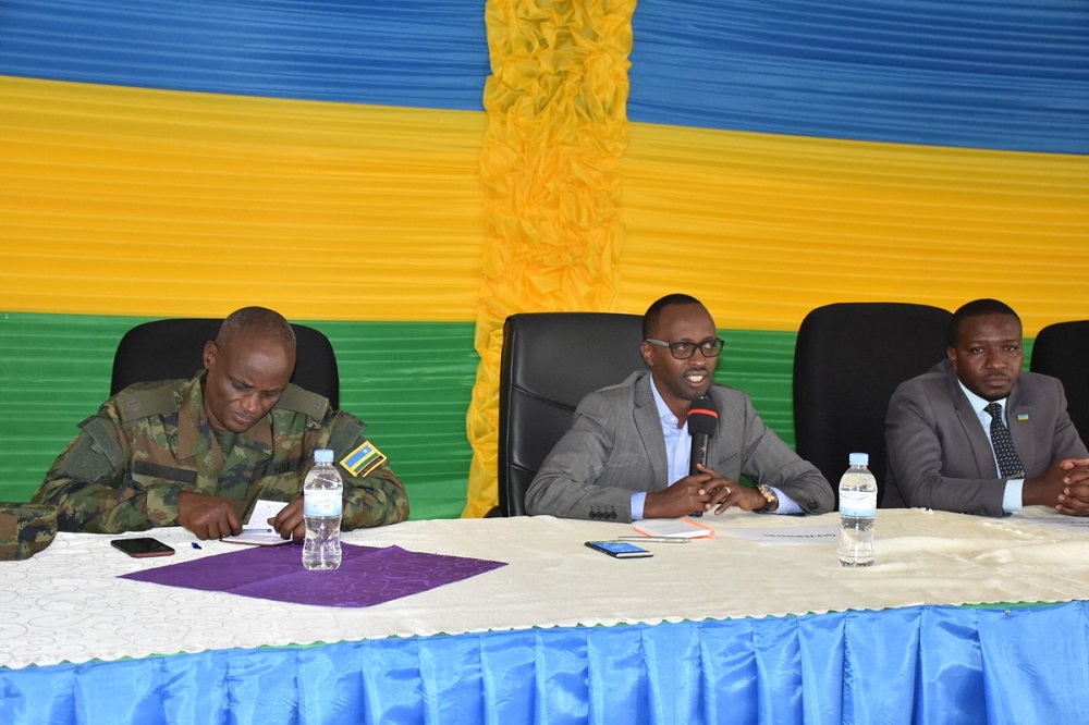 Guverineri Munyantwari Alphonse (hagati) ashimira abajyanama nyuma yo gutora meya mushya w'agateganyo
