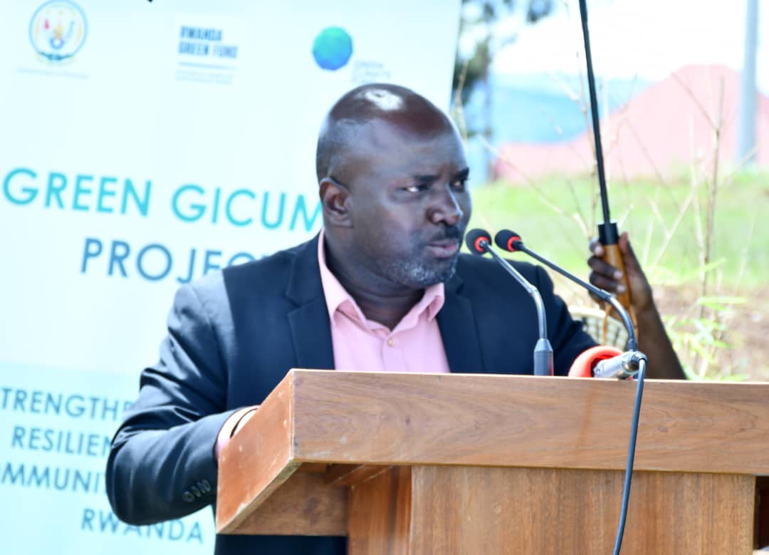 Guverineri w'Intara y'Amajyaruguru, Mugabowagahunde Maurice, ageza ubutumwa ku bitabiriye ibirori byo gutaha uyu mudugudu