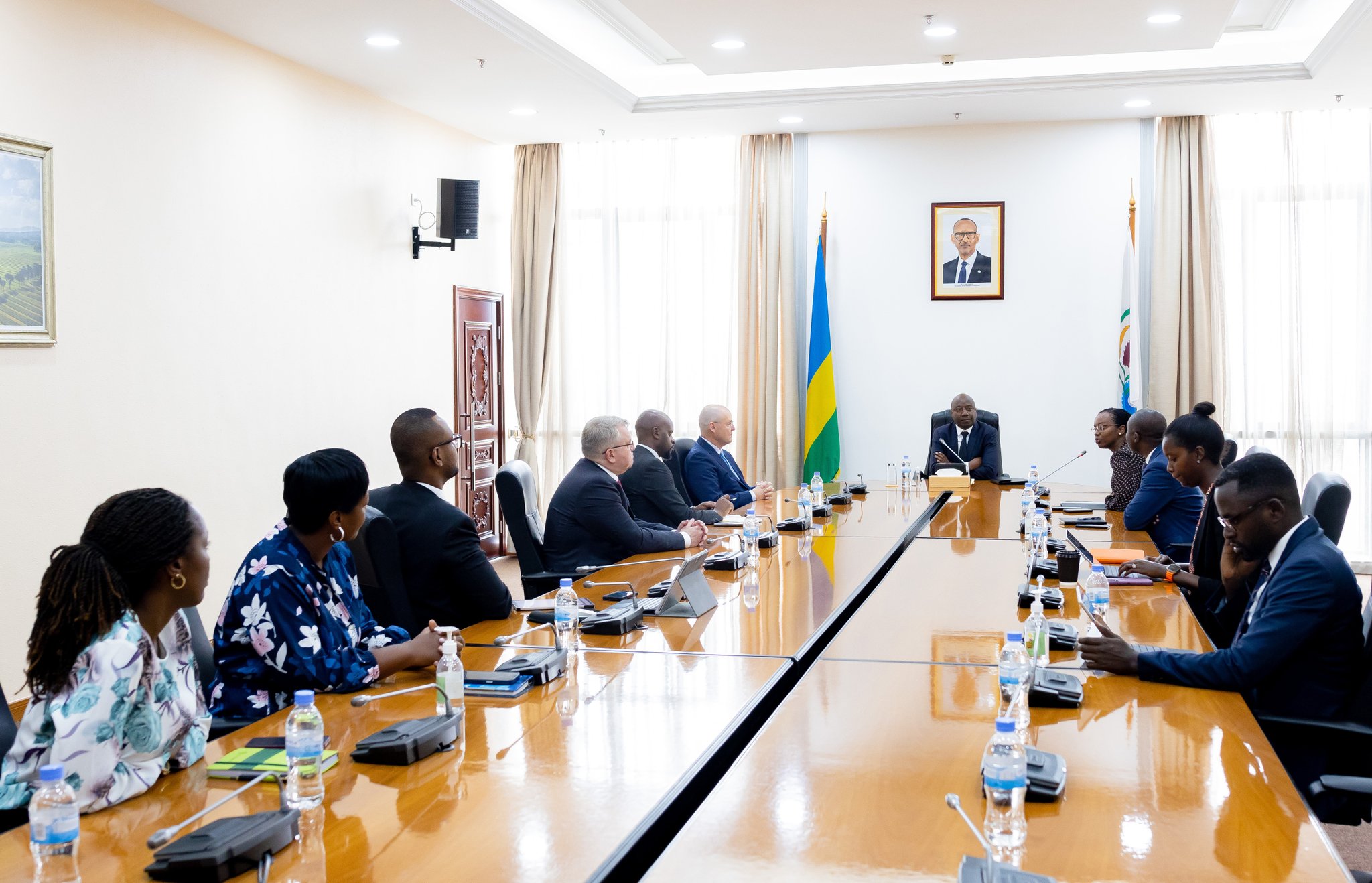 Umuyobozi w'Inama y'Ubutegetsi y'Ikigega 'Agaciro Development Fund', Scoot T. Ford, n'abandi bagize iyo nama