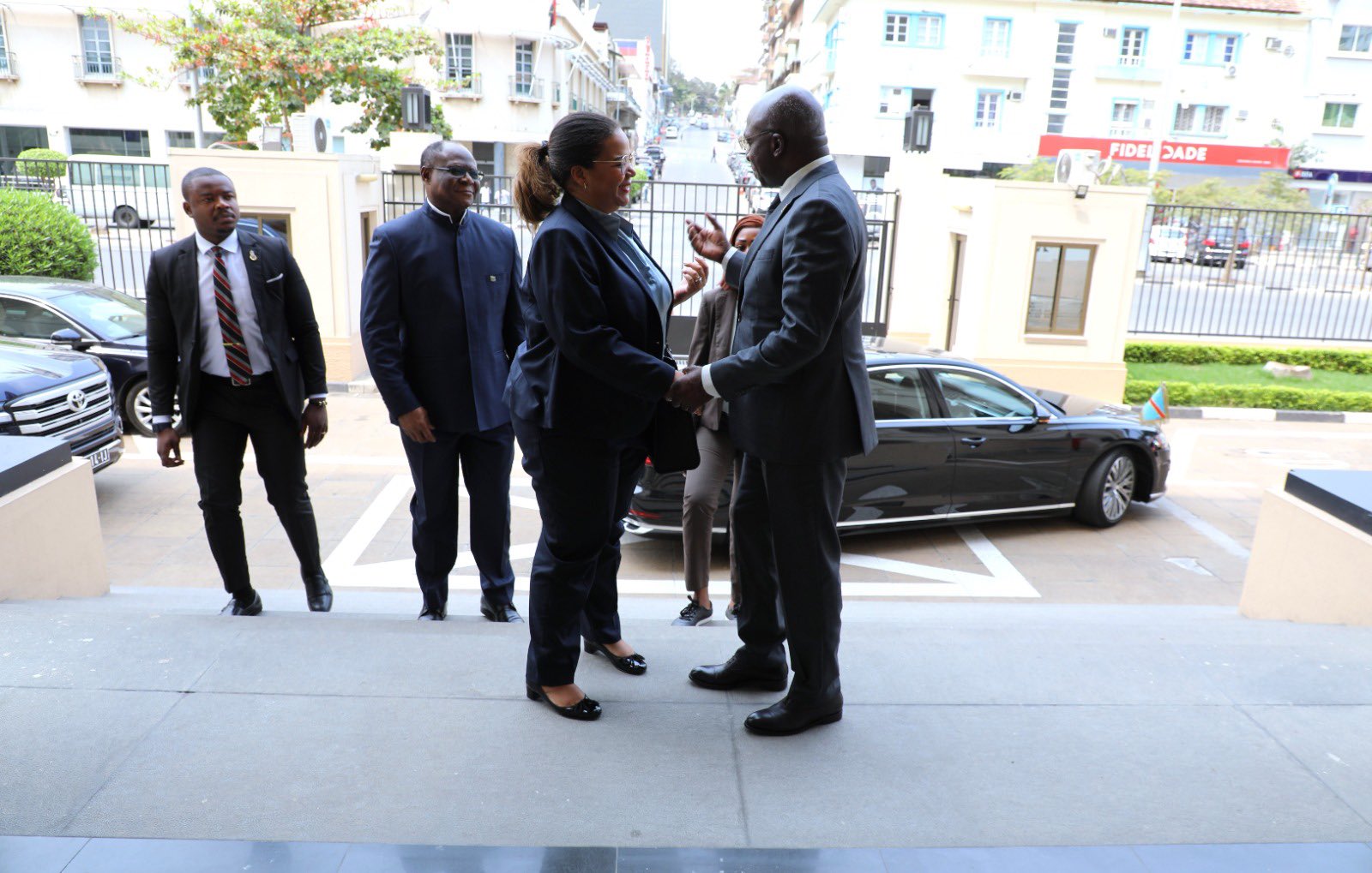Minisitiri w'Ububanyi n'Amahanga wa RDC, Therese Kayiwamba, ubwo yageraga i Luanda mu gitondo cyo kuri uyu wa Gatandatu