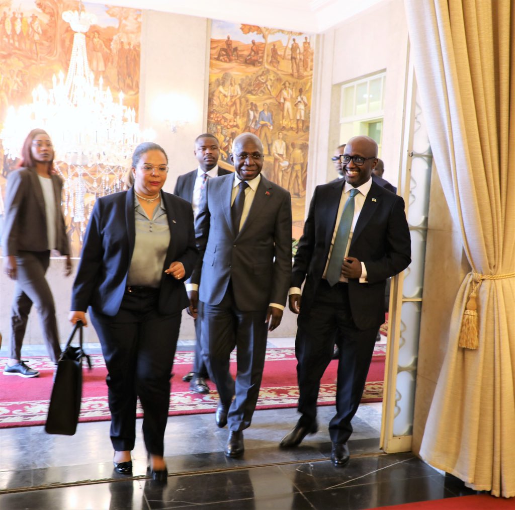 Minisitiri Nduhungirehe ubwo yinjiraga mu cyumba cy'ibiganiro aganira na mugenzi we wa Angola