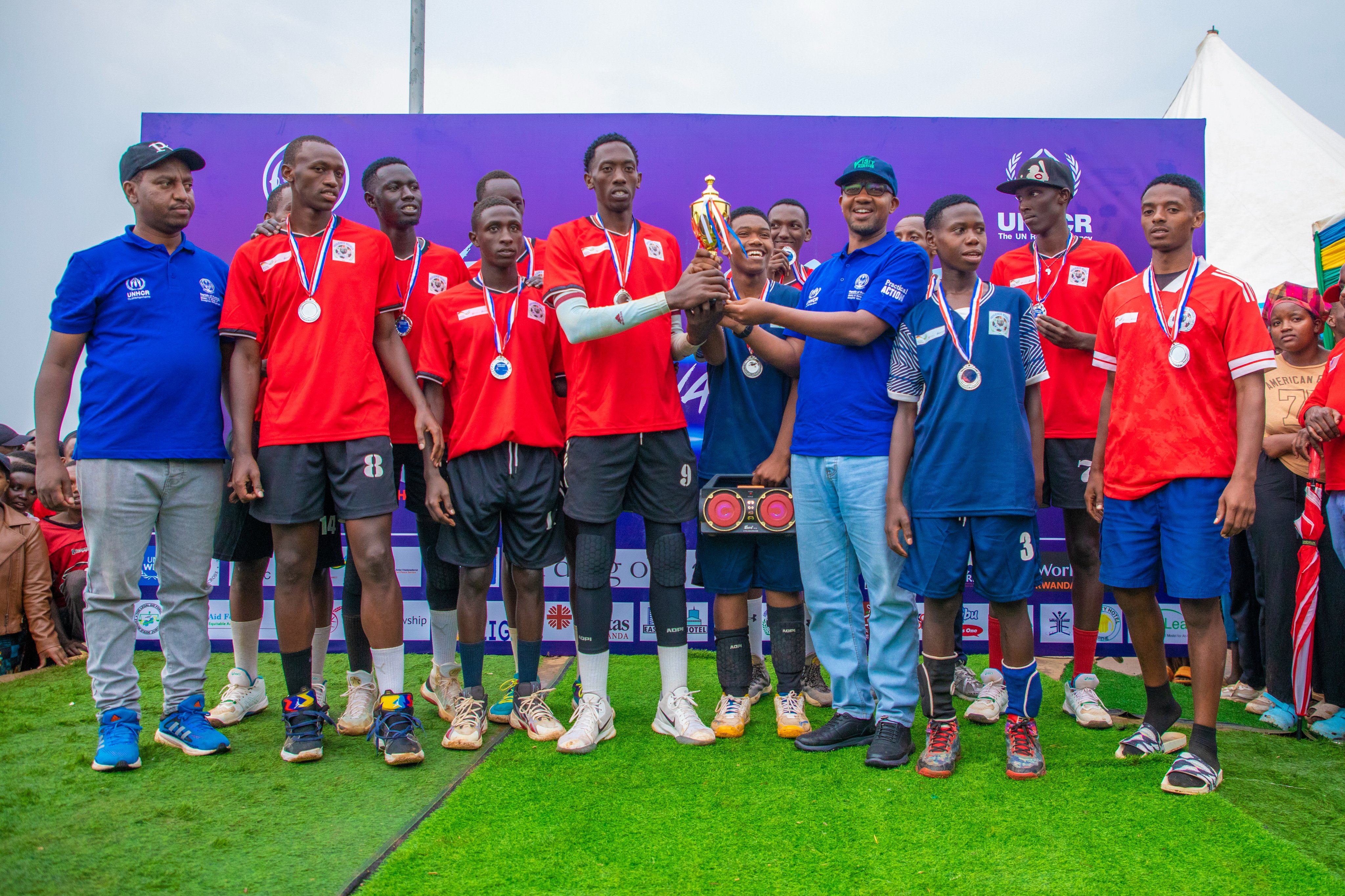 Abakinnyi ba Mugombwa bashyikirizwa igikombe begukanye muri Volleyball